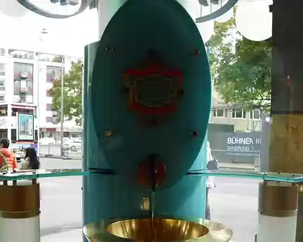 PXL012 Fontaine d'eau de Cologne à l'entrée du magasin